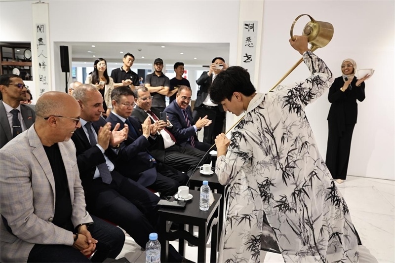 長嘴壺斟茶。拉巴特中國文化中心供圖