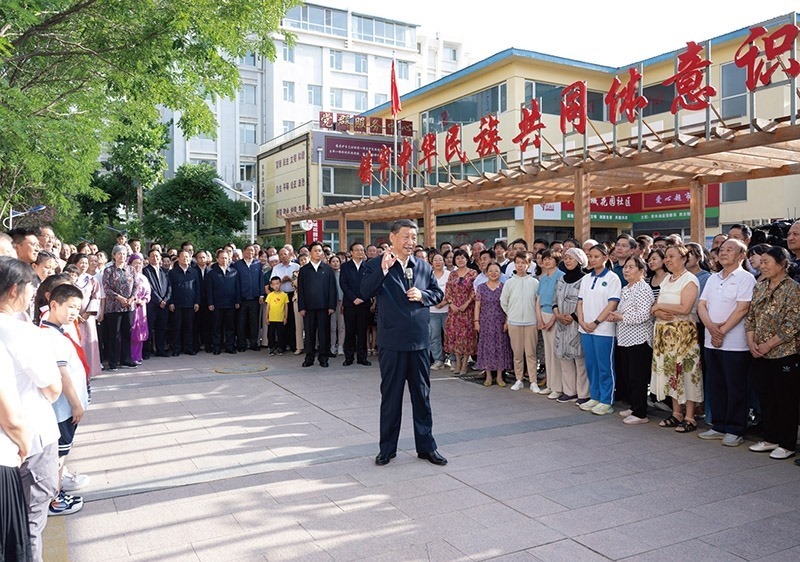 2024年6月19日至20日，中共中央總書記、國家主席、中央軍委主席習(xí)近平在寧夏考察。這是19日下午，習(xí)近平在銀川市金鳳區(qū)長城花園社區(qū)考察時，同社區(qū)居民親切交流。 新華社記者 謝環(huán)馳/攝