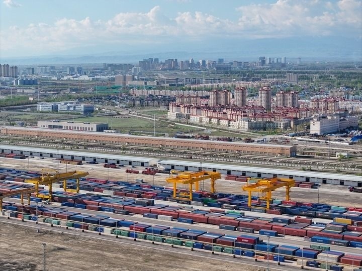 這是2024年4月18日拍攝的霍爾果斯鐵路口岸換裝場（無人機照片）。新華社記者 趙戈 攝