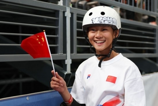 5月16日，巴黎奧運(yùn)會(huì)資格系列賽上海站滑板女子碗池預(yù)賽在上海舉行。圖為鄭好好在比賽后慶祝，她在預(yù)賽中最佳成績(jī)?yōu)?1.73分。新華社記者 王楷焱 攝