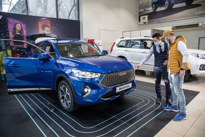 2021年4月1日，銷售人員在哈薩克斯坦阿拉木圖市經(jīng)銷商店向消費者介紹哈弗汽車。新華社發(fā)（阿斯塔納汽車公司供圖）