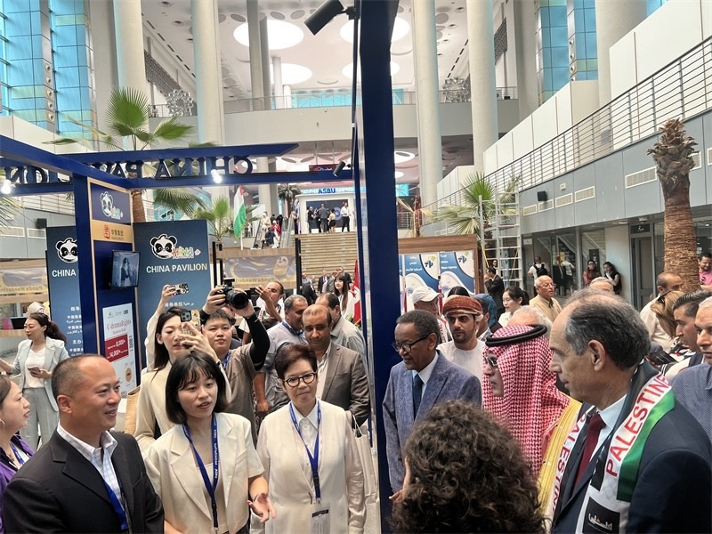 沙特廣播電視局首席執(zhí)行官、阿廣聯(lián)主席穆罕默德（右二）、阿廣聯(lián)秘書長蘇萊曼（右三）等阿拉伯國家嘉賓參觀展臺。主辦方供圖