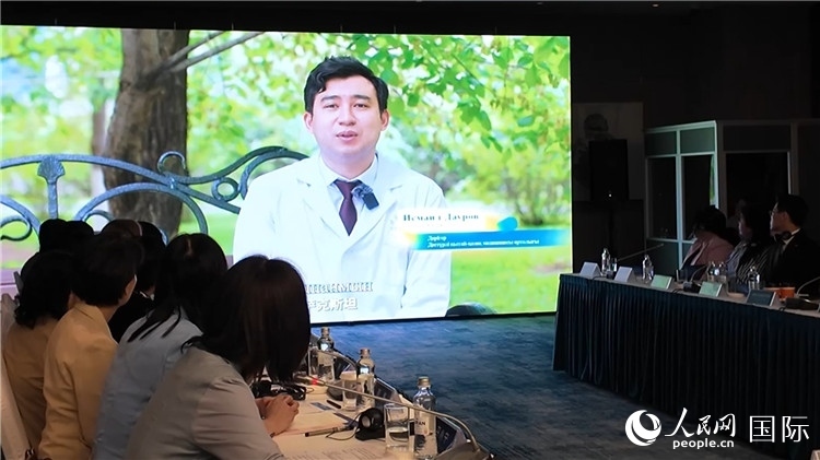 人民網《共贏》紀錄片發(fā)布儀式在阿斯塔納舉行。人民網記者盛楚宜 攝