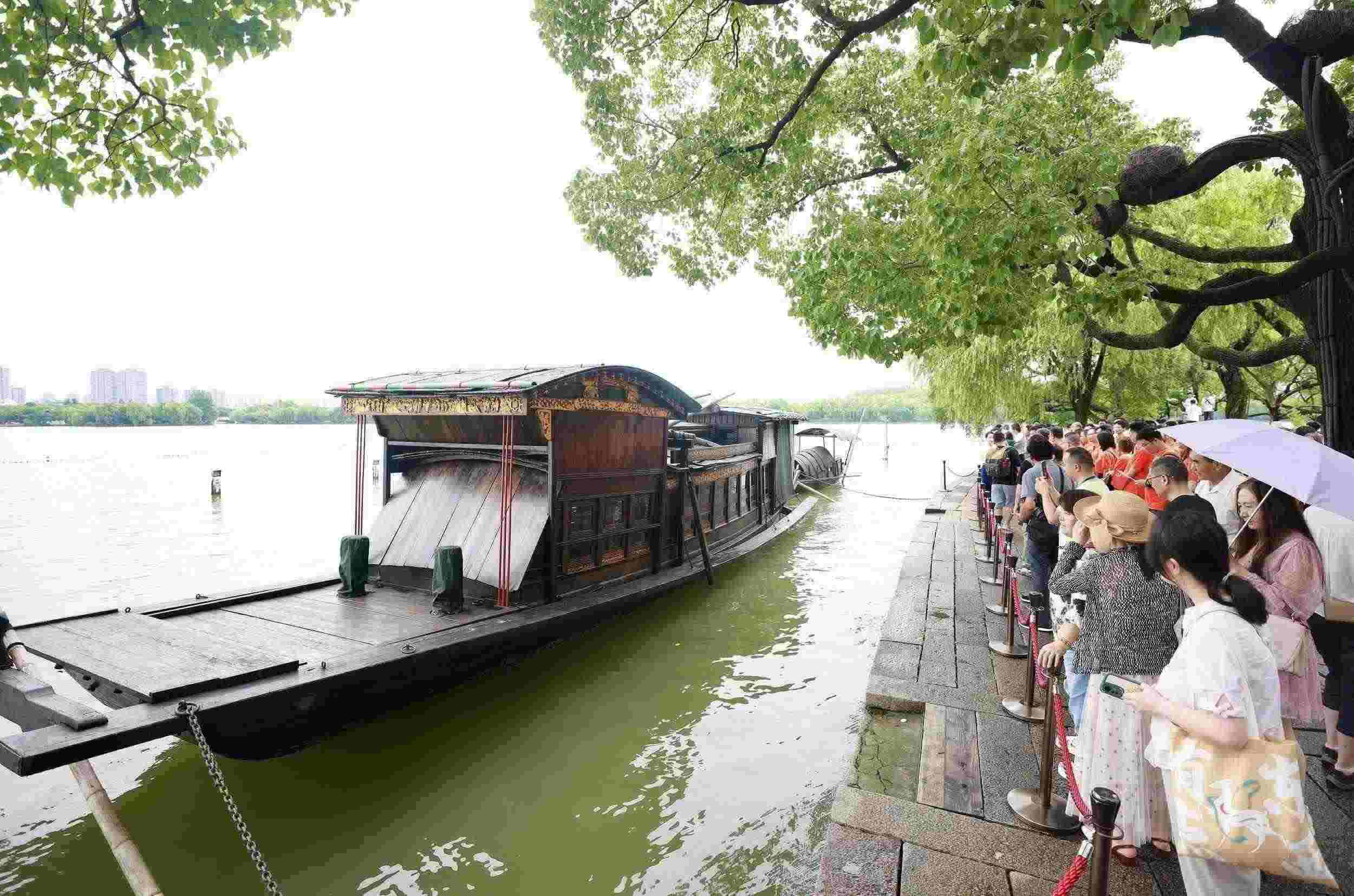 浙江嘉興，游客在南湖景區(qū)湖心島瞻仰紅船，感悟“紅船精神”。（圖片來源：視覺中國）