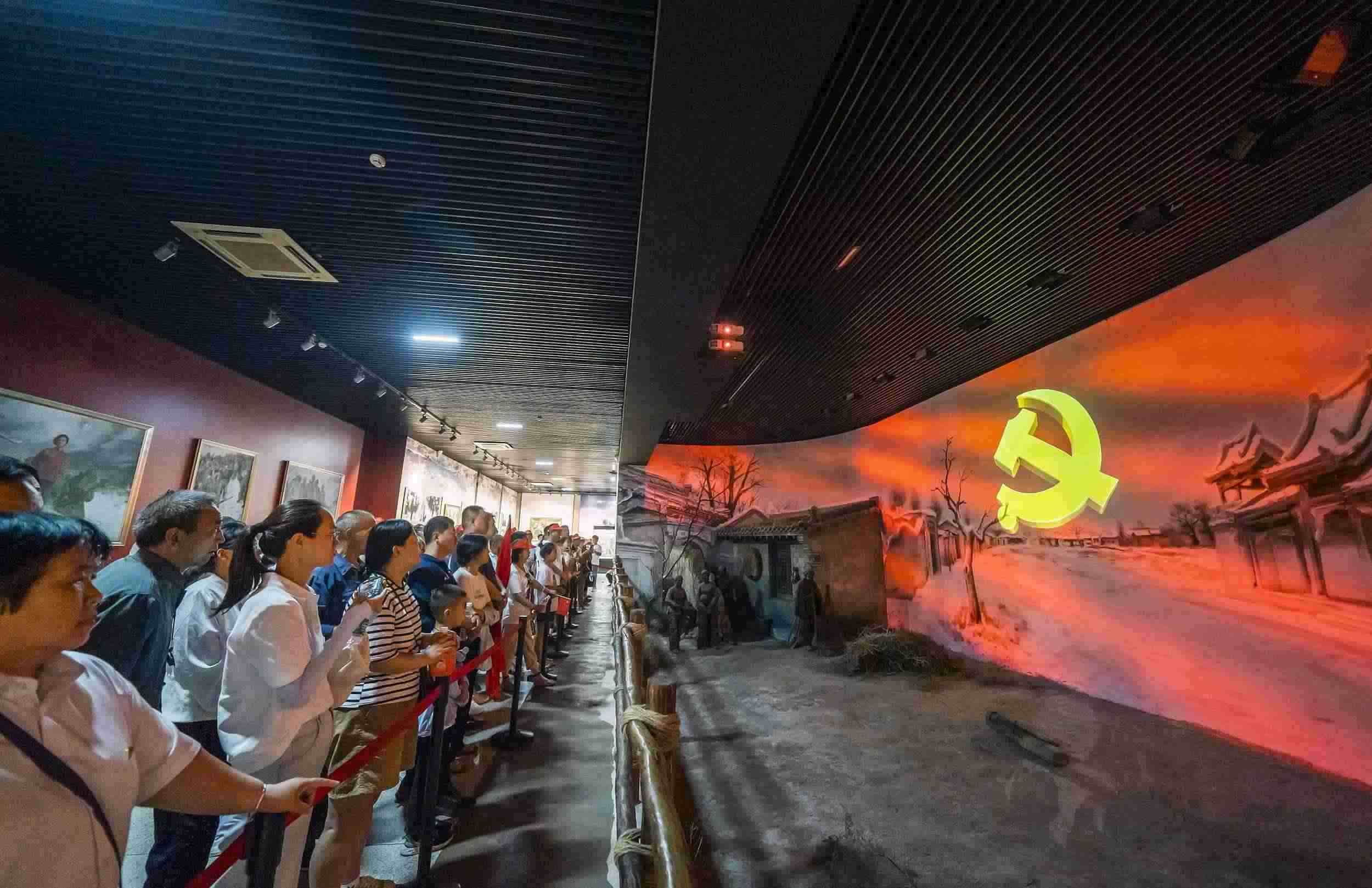 山西呂梁，游客正在文水縣劉胡蘭紀念館參觀。（圖片來源：視覺中國）