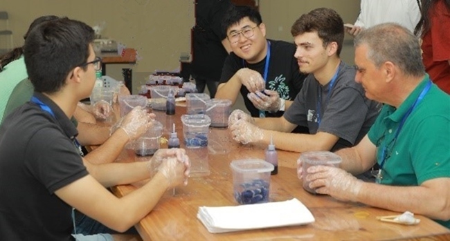 葡萄牙魯班工坊師生扎染體驗。天津機(jī)電職業(yè)技術(shù)學(xué)院供圖