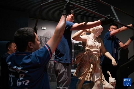 7月2日，工作人員將開(kāi)箱后的古希臘文物放置在展臺(tái)上。新華社記者 張端 攝