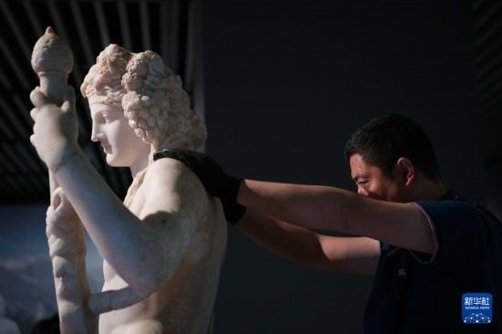 7月2日，工作人員將開(kāi)箱后的古希臘文物放置在展臺(tái)上。新華社記者 張端 攝