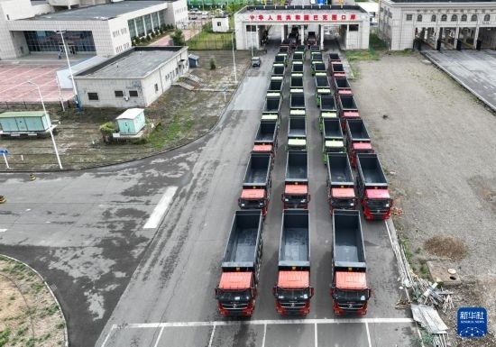 7月2日，車輛在巴克圖口岸辦理通關(guān)手續(xù)（無(wú)人機(jī)照片）。新華社發(fā)（馬丁 攝）