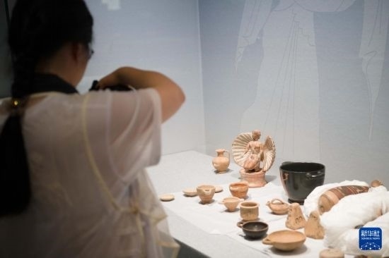 7月2日，開(kāi)箱后的古希臘文物被工作人員移入展柜。新華社記者 張端 攝