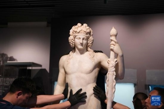7月2日，工作人員將開(kāi)箱后的古希臘文物放置在展臺(tái)上。新華社記者 張端 攝