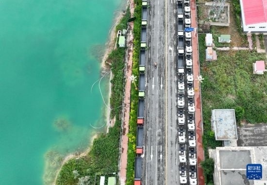 7月2日，車輛在巴克圖口岸有序出境（無(wú)人機(jī)照片）。新華社發(fā)（馬丁 攝）