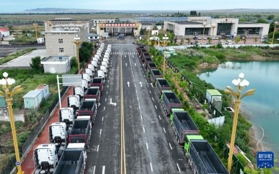 7月2日，車輛在巴克圖口岸有序出境（無(wú)人機(jī)照片）。新華社發(fā)（馬丁 攝）