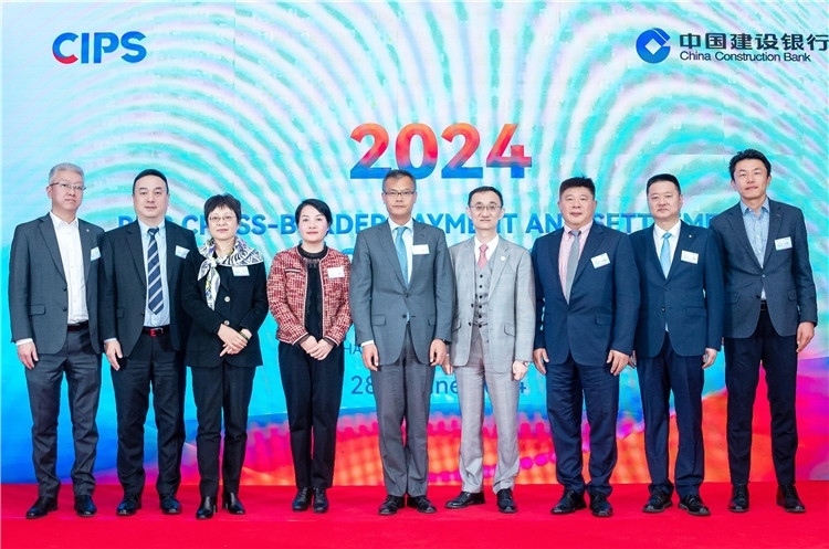 鄭冰開公使與CIPS公司、建行總行以及在南中資銀行合影、留念。（中國(guó)建設(shè)銀行約翰內(nèi)斯堡分行供圖）