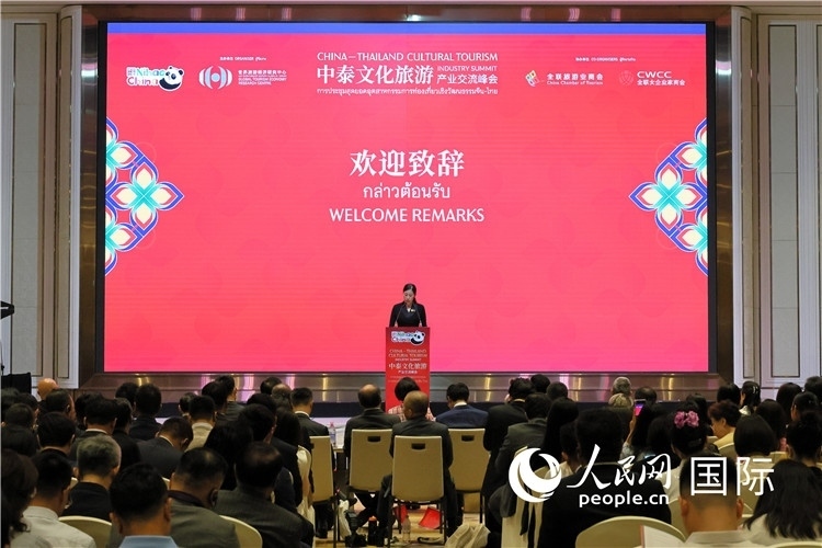 泰國(guó)文化部副部長(zhǎng)普洛伊·塔尼庫(kù)發(fā)表演講。