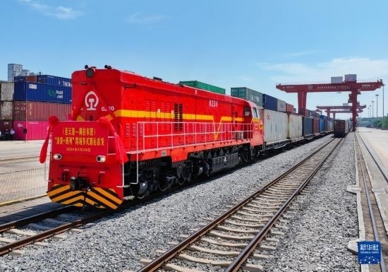 5月29日，在中哈連云港物流合作基地，首列連云港-阿拉木圖“滾裝+班列”跨境多式聯(lián)運(yùn)專列整裝待發(fā)（無(wú)人機(jī)照片）。新華社發(fā)（王健民 攝）