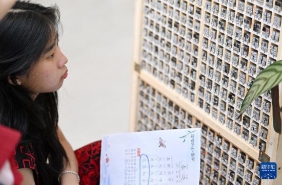 7月3日，外國(guó)學(xué)生在了解中國(guó)的活字印刷。新華社記者 李然 攝