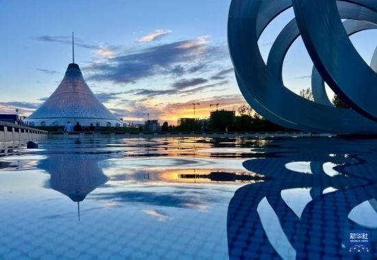 這是7月1日在哈薩克斯坦首都阿斯塔納拍攝的“可汗之帳”購(gòu)物中心。新華社記者 岳月偉 攝