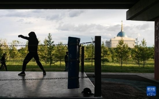 7月2日，在哈薩克斯坦首都阿斯塔納，一名男子在橋下運(yùn)動(dòng)場(chǎng)練習(xí)拳擊。新華社記者 白雪騏 攝