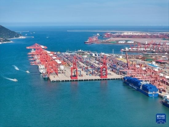 6月26日，貨輪停靠在連云港港集裝箱碼頭（無(wú)人機(jī)照片）。新華社記者 季春鵬 攝