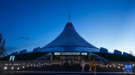 這是7月1日在哈薩克斯坦首都阿斯塔納拍攝的“可汗之帳”購物中心。新華社記者 王建華 攝