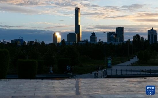 這是7月2日拍攝的哈薩克斯坦首都阿斯塔納市中心的建筑群。新華社記者 白雪騏 攝