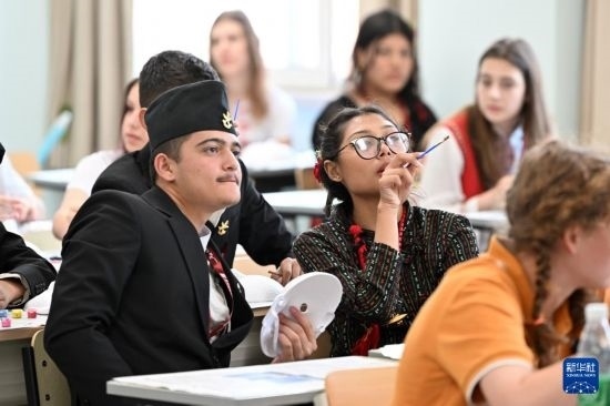 7月3日，外國(guó)學(xué)生在學(xué)習(xí)中國(guó)文化。新華社記者 李然 攝