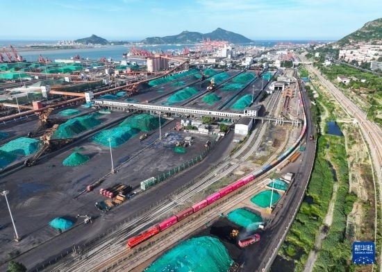 6月26日，“韓國(guó)-連云港-中亞”國(guó)際多式聯(lián)運(yùn)班列從中哈連云港物流合作基地出發(fā)，駛往哈薩克斯坦、烏茲別克斯坦（無(wú)人機(jī)照片）。班列運(yùn)載的55個(gè)大柜此前于6月13日從韓國(guó)境內(nèi)發(fā)出，經(jīng)釜山港海運(yùn)抵達(dá)連云港后轉(zhuǎn)由鐵路運(yùn)輸。新華社記者 季春鵬 攝