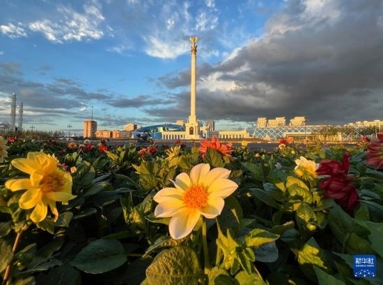 這是7月2日拍攝的哈薩克斯坦首都阿斯塔納獨(dú)立廣場(chǎng)。新華社記者 岳月偉 攝