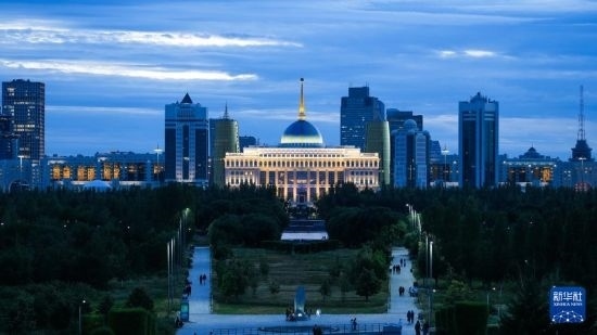 這是7月2日在哈薩克斯坦首都阿斯塔納拍攝的總統(tǒng)府及城市建筑。新華社記者 王建華 攝