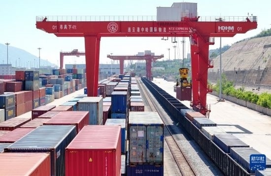 6月30日，在中哈連云港物流合作基地，大型機(jī)械在吊裝集裝箱（無(wú)人機(jī)照片）。新華社發(fā)（王健民 攝）