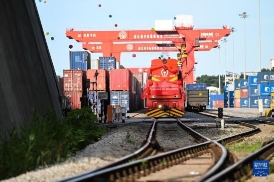 6月26日，“韓國(guó)-連云港-中亞”國(guó)際多式聯(lián)運(yùn)班列從中哈連云港物流合作基地出發(fā)，駛往哈薩克斯坦、烏茲別克斯坦。班列運(yùn)載的55個(gè)大柜此前于6月13日從韓國(guó)境內(nèi)發(fā)出，經(jīng)釜山港海運(yùn)抵達(dá)連云港后轉(zhuǎn)由鐵路運(yùn)輸。新華社記者 季春鵬 攝
