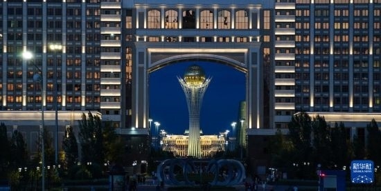 這是7月1日在哈薩克斯坦首都阿斯塔納透過一座建筑拍攝的巴伊杰列克觀景塔。新華社記者 王建華 攝