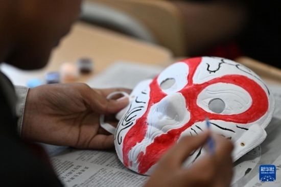 7月3日，外國(guó)學(xué)生在繪制京劇臉譜。新華社記者 李然 攝