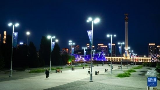 這是7月2日在哈薩克斯坦首都阿斯塔納拍攝的獨(dú)立廣場上的紀(jì)念柱（右后）。新華社記者 王建華 攝