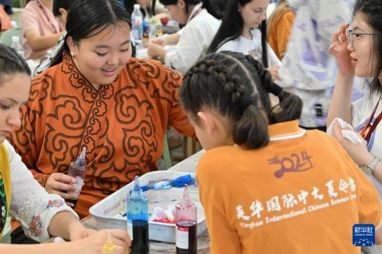 7月3日，外國(guó)學(xué)生在了解中國(guó)的染布技術(shù)。新華社記者 李然 攝