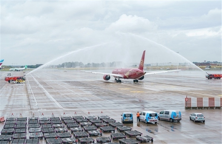 圖為布魯塞爾-上海返程航班出發(fā)前，布魯塞爾機場方面為返程航班舉行水門儀式。吉祥航空供圖