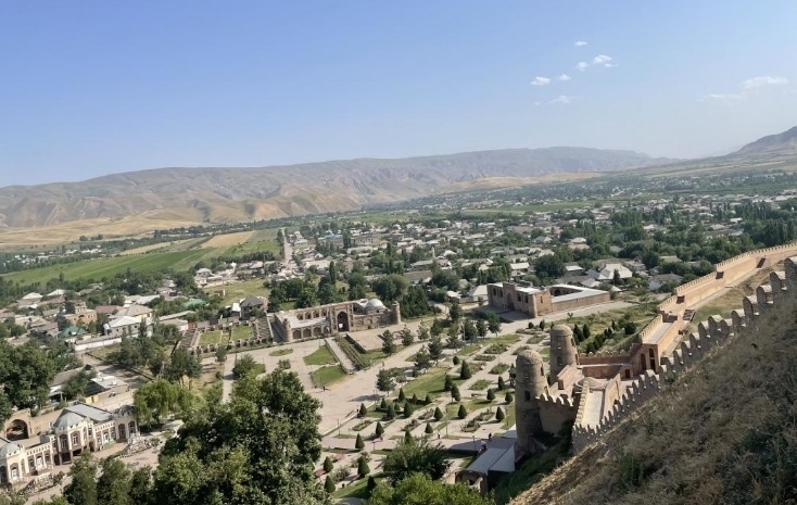 位于塔吉克斯坦杜尚別西北的吉薩爾古城，有著3000多年歷史。有研究認為，張騫出使大宛回程途中曾經(jīng)過此地。圖為從吉薩爾古城城墻俯瞰城門與市鎮(zhèn)。本報記者 曲頌 攝