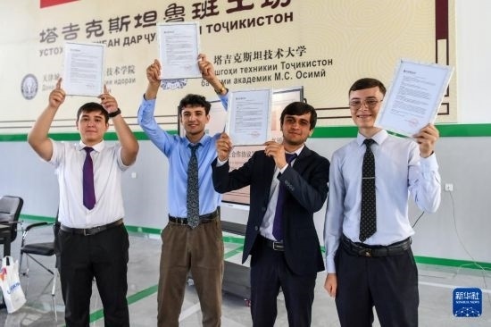 7月3日，在塔吉克斯坦首都杜尚別，魯班工坊赴華留學生展示錄取通知書。新華社記者 曹陽 攝