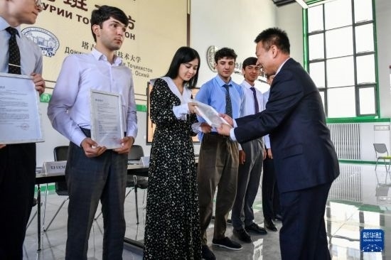 7月3日，在塔吉克斯坦首都杜尚別，天津城市建設管理職業(yè)技術(shù)學院的負責人為魯班工坊赴華留學生頒發(fā)錄取通知書。新華社記者 曹陽 攝