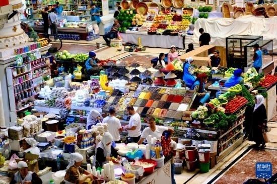 這是6月13日在塔吉克斯坦首都杜尚別拍攝的大巴扎內(nèi)景。新華社記者 鄭開君 攝