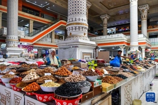 這是6月27日在塔吉克斯坦首都杜尚別拍攝的大巴扎內(nèi)景。新華社記者 曹陽 攝