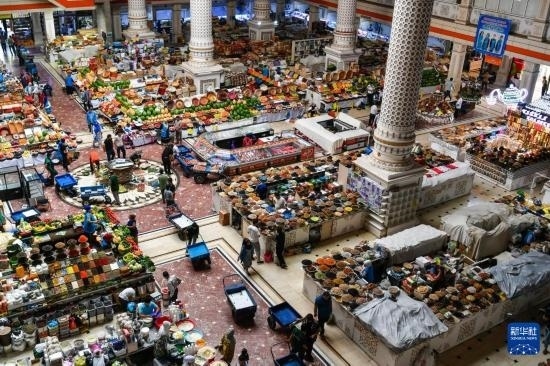 這是6月27日在塔吉克斯坦首都杜尚別拍攝的大巴扎內(nèi)景。新華社記者 曹陽 攝