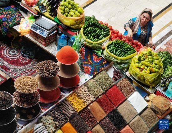 這是7月3日在塔吉克斯坦首都杜尚別拍攝的大巴扎內(nèi)景。新華社記者 燕雁 攝