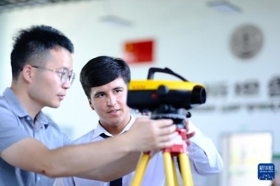 6月14日，在塔吉克斯坦首都杜尚別的魯班工坊，來自天津城市建設管理職業(yè)技術(shù)學院的老師（左）指導學生。新華社記者 鄭開君 攝