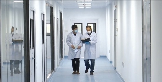 中國科學院贛江創(chuàng)新研究院科研人員在交流。（贛州市贛縣區(qū)融媒體中心供圖）