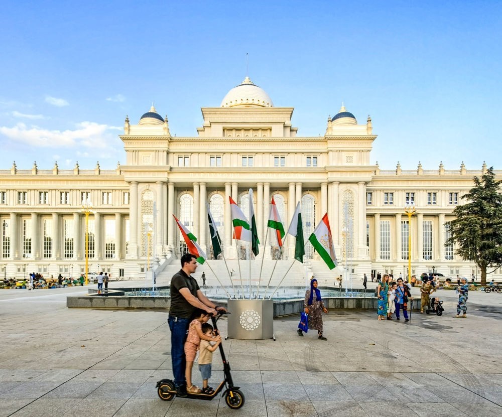 2024年7月1日，人們?cè)谒怂固棺h會(huì)大樓前的廣場(chǎng)上休閑。