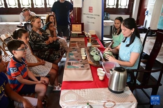 7月4日，在馬耳他桑塔露琪亞市的中國(guó)古典園林“靜園”，人們欣賞中國(guó)茶藝表演。新華社發(fā)（喬納森·博格 攝）