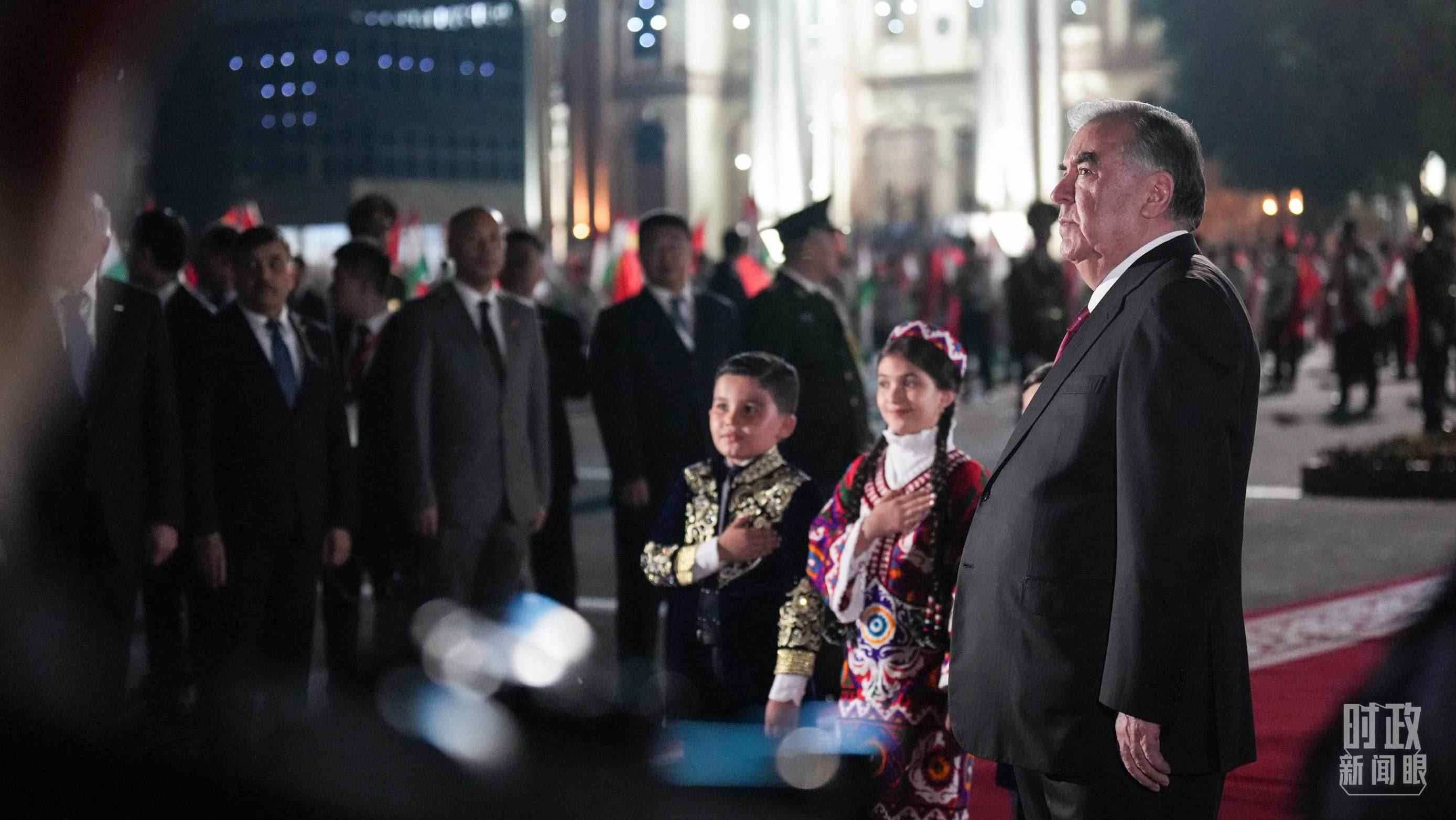 △拉赫蒙總統(tǒng)在機(jī)場(chǎng)迎接習(xí)主席。（總臺(tái)記者李晉拍攝）