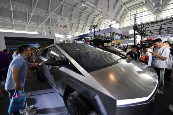 在天津舉行的2024世界智能產(chǎn)業(yè)博覽會上，觀眾在特斯拉展臺參觀（6月22日攝）。新華社記者 李然 攝